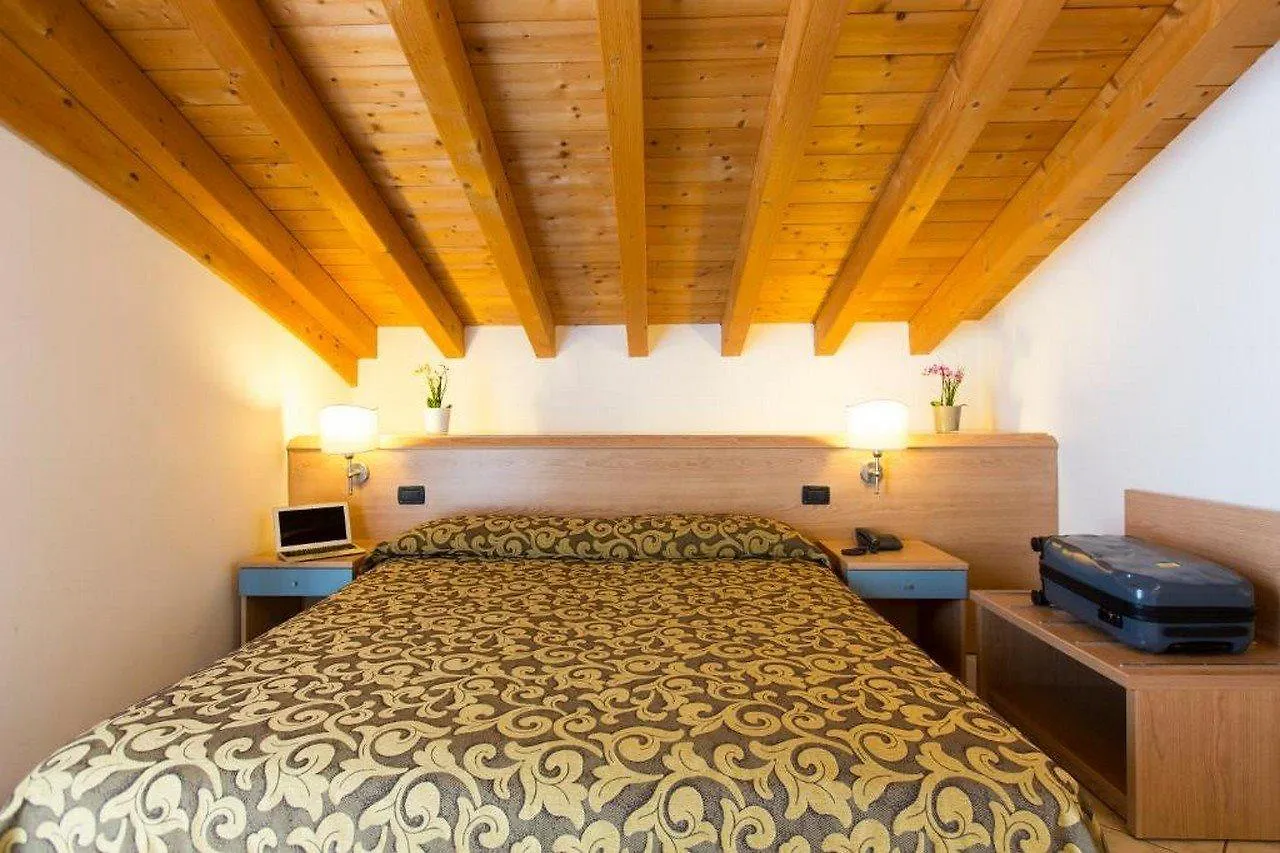 Hotel Kennedy ليدو دي يسولو