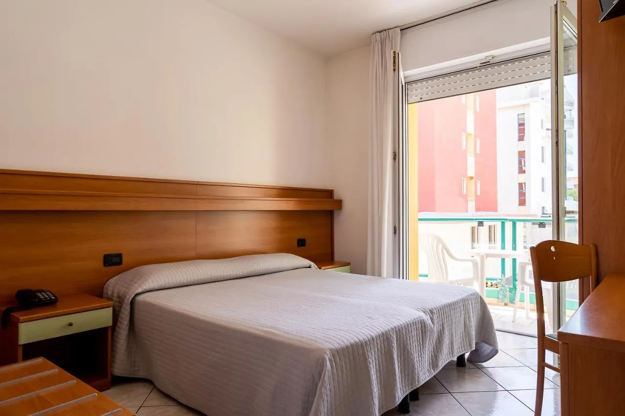 Hotel Kennedy ليدو دي يسولو 3*,  إيطاليا
