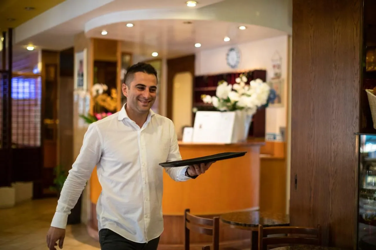 Hotel Kennedy ليدو دي يسولو