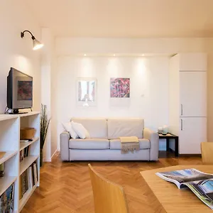 https://homeathotel-domenichino.it-lombardy.com